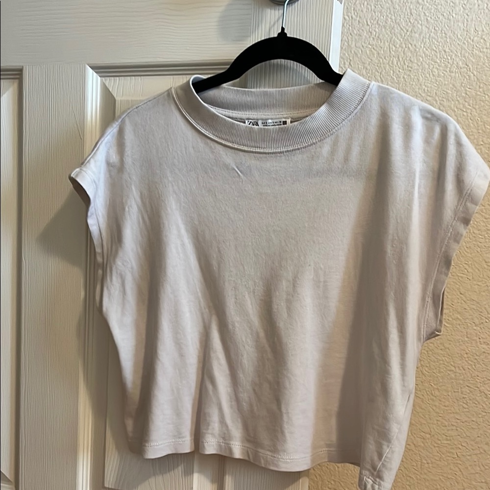 Zara Gray Cropped T-Shirt with Crew Neck and Cap Sleeves